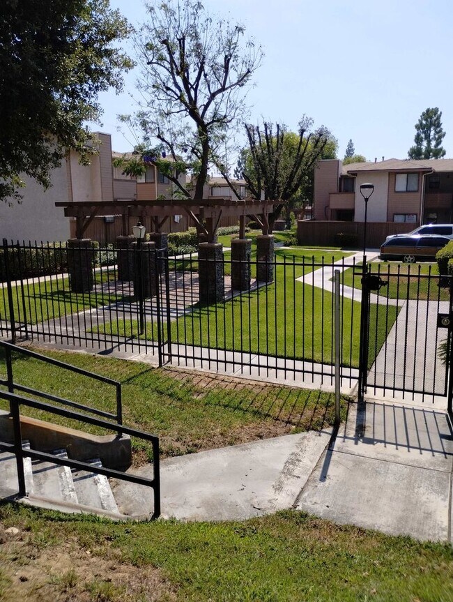 Building Photo - 2 Bedroom 1 Bathroom Condo Down Stairs Unit