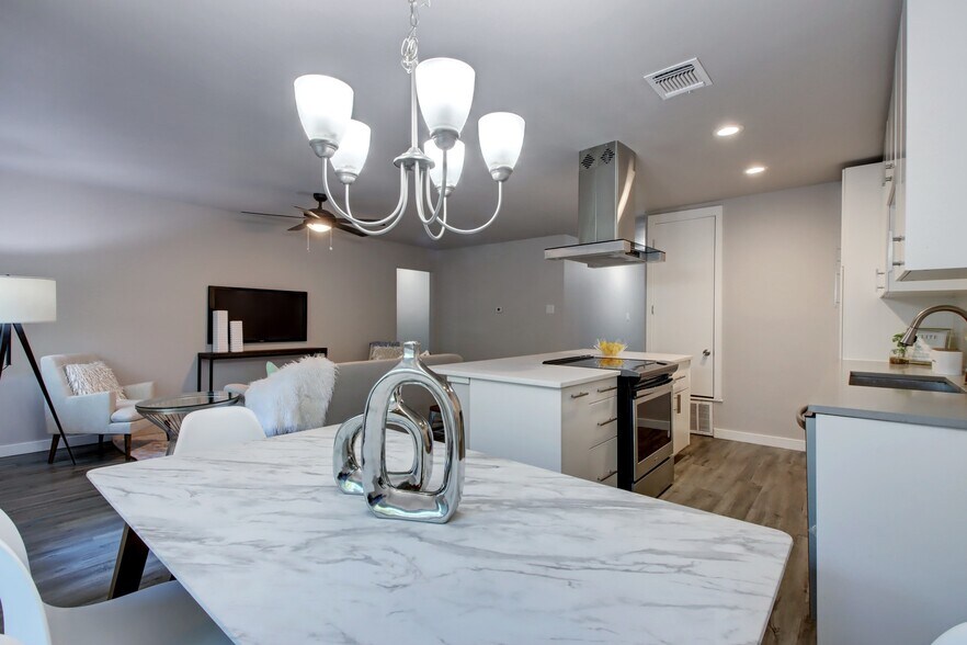 Building Photo - 3208 Northeast Dr