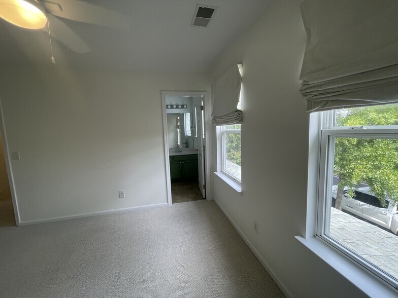 Building Photo - 15 6th Ave