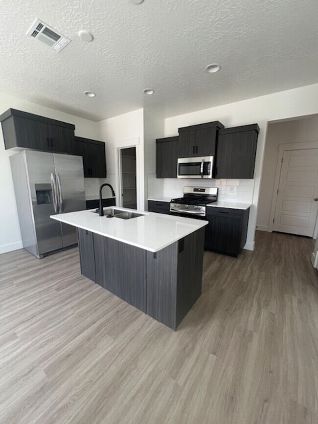 Building Photo - SPACIOUS HOME FOR RENT!