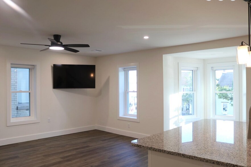 Building Photo - 108 W Market St