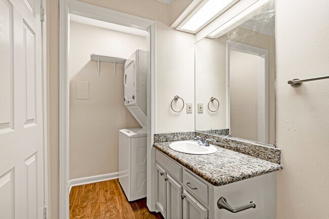 Building Photo - 1 Bedroom Downstairs Condo Community Pool