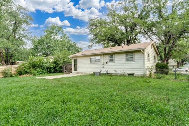Building Photo - Three Bedroom Home in Derby!