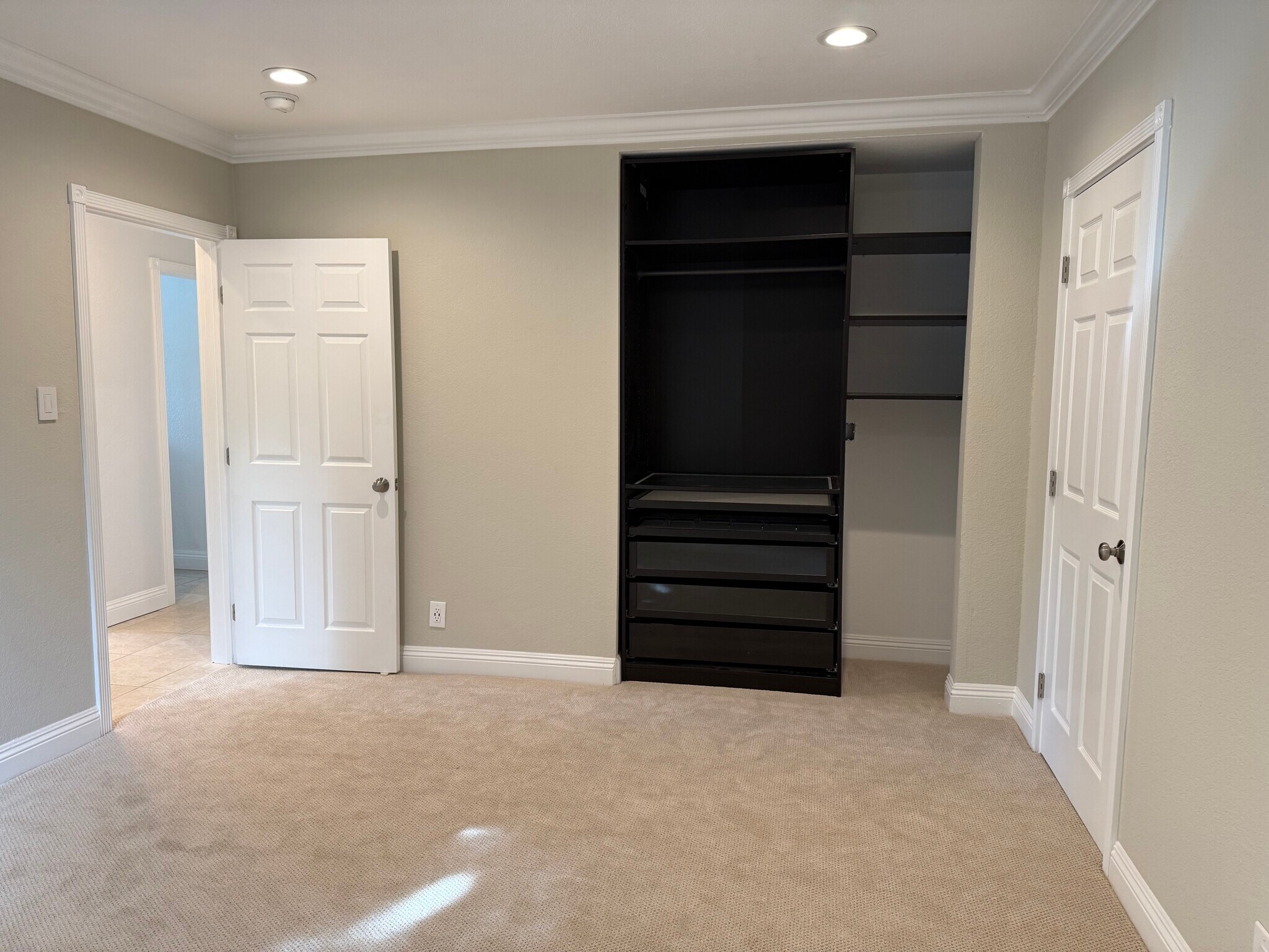 Building Photo - 3149 Rogers Ave