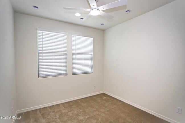Building Photo - 879 W Finch Dr