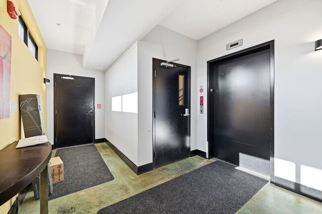 Building Photo - 211 Cream St