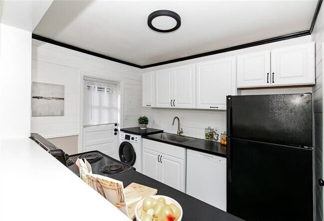 Building Photo - 425 Lindbergh Drive NE