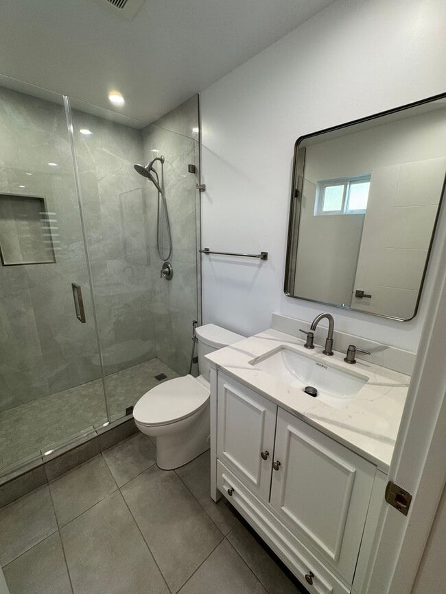 Building Photo - Spacious 1000 sq ft First-Floor Back ADU i...