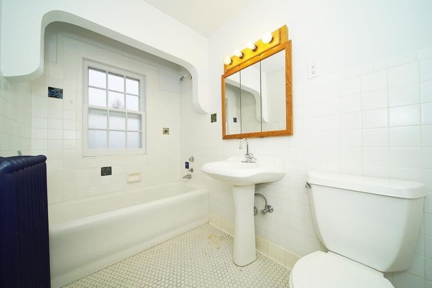 Building Photo - 8 E College St