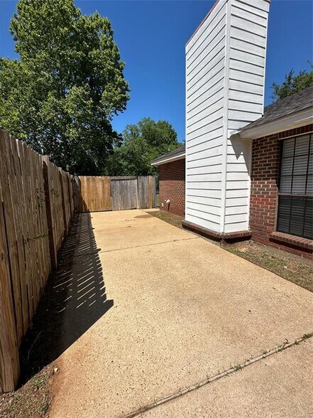 Building Photo - 7204 Brampton Ln