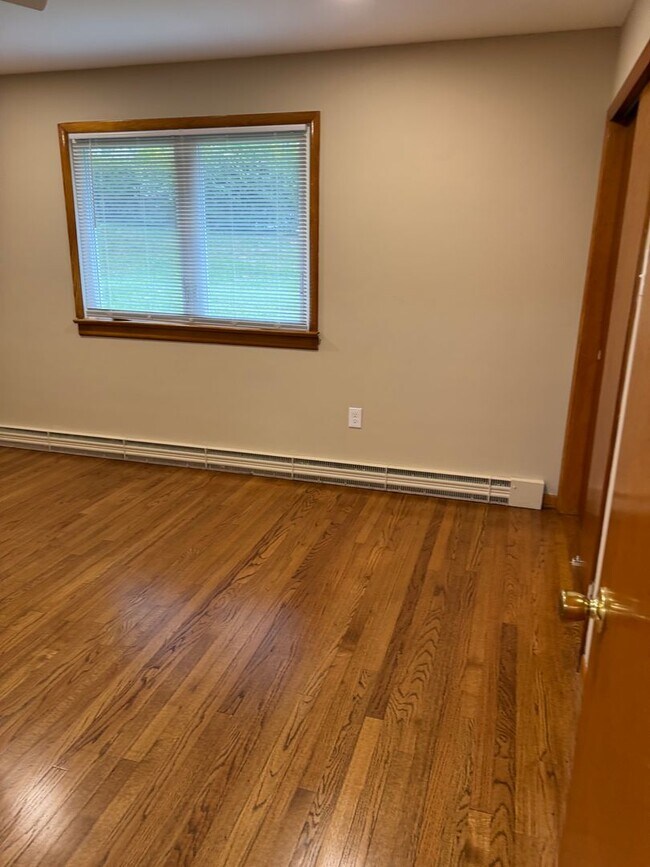 Building Photo - Stunning 3-bedroom, 3-bathroom single family home