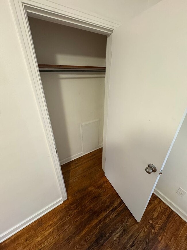 Building Photo - Updated 2-Bedroom 1-Bath Ranch House, GORG...
