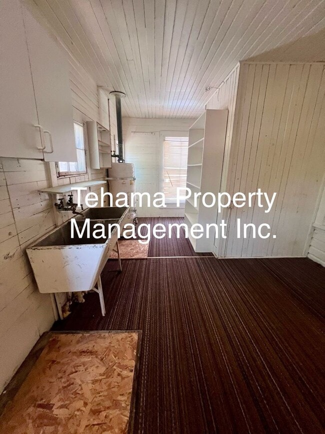 Building Photo - Victorian downtown location 3 bedroom 1 bath