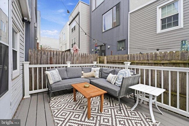 Building Photo - 1233 E Colona St