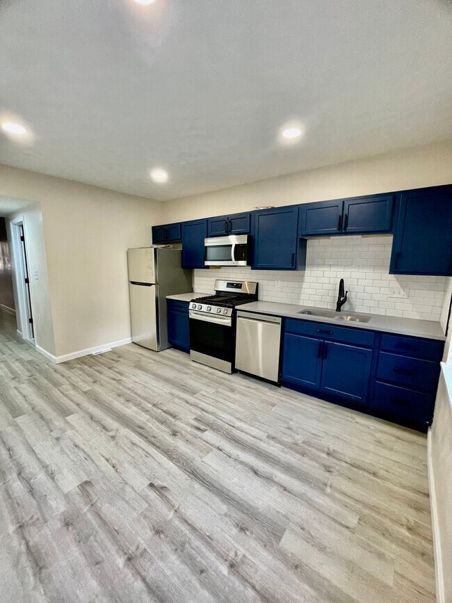 Building Photo - 112 Hemlock St