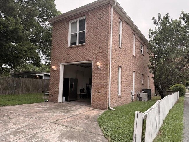 Building Photo - 1401 W 40th St