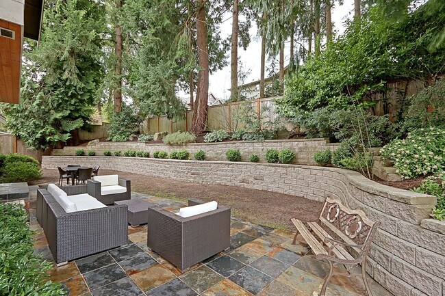 Building Photo - 5Bdrm+Office / 3.5 bath - West Bellevue Home