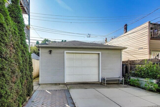 Building Photo - 2704 N Sacramento Ave