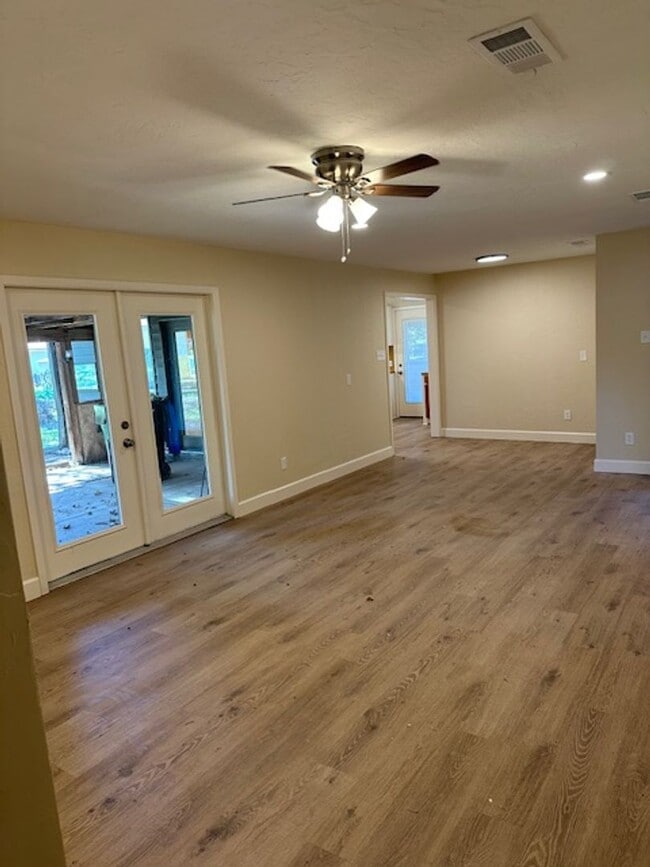 Building Photo - 4/2/1  LISD Fenced yard and pet friednly