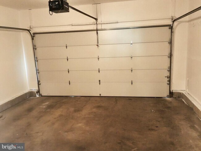 Building Photo - 2913 Lakeview Pkwy