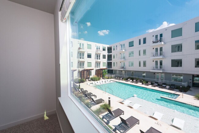 Building Photo - 5820 1/2 Cameron Road-SI FL4-ID1303398P