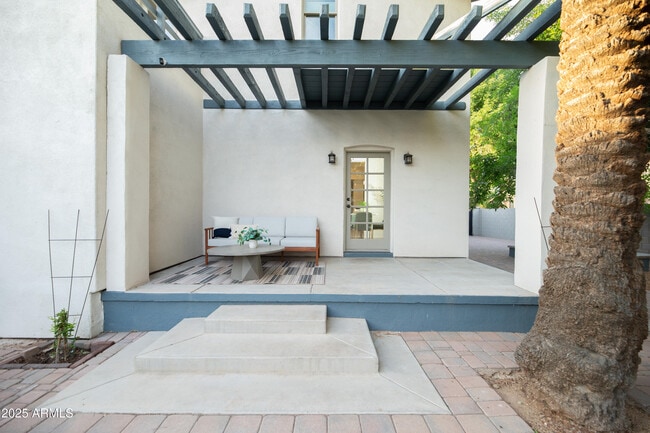 Building Photo - 69 W Lynwood St