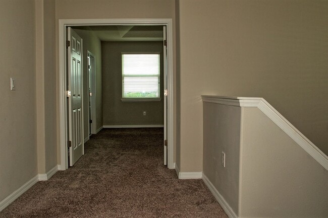 Building Photo - Beautiful 4 bed 3 bath w/loft, 2 story hom...