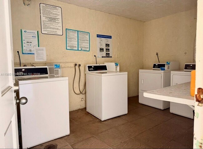 Building Photo - 1725 W 60th St