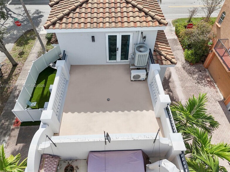 Building Photo - 601 NE 11th Ave