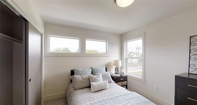 Building Photo - Exceptional 3 Bedroom / 2.5 Bath Modern Townhouse