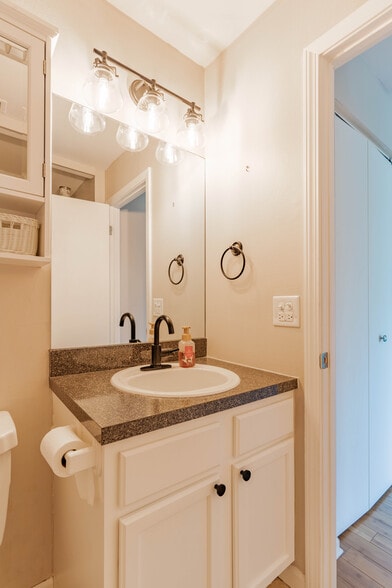 Building Photo - 5950 Oakwood Dr