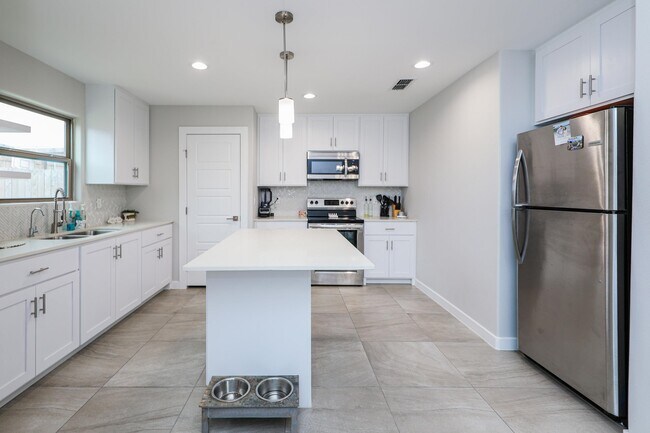 Building Photo - 1025 La Muralla St