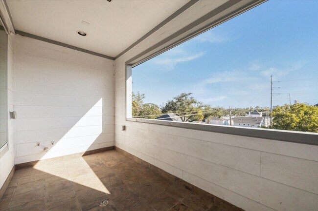 Building Photo - 912 Yale St