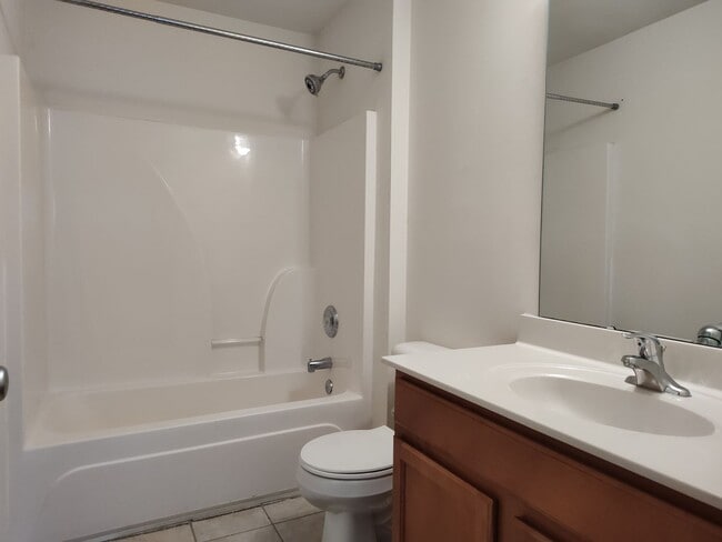 Building Photo - Move in Ready Condo located in The Renaiss...