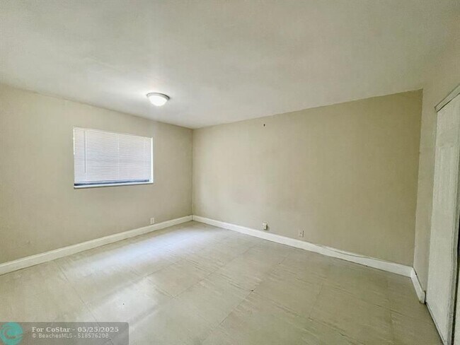 Building Photo - 607 NE 29th Dr