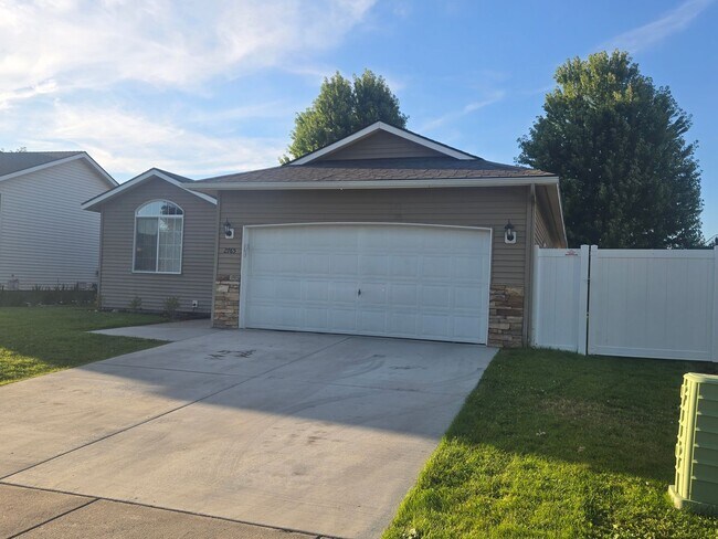 Building Photo - For Rent: 3 Bed, 2 Bath Home with Garage i...