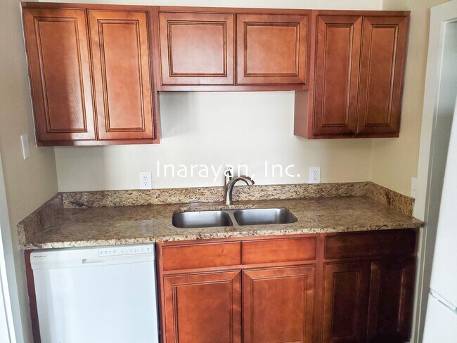 Building Photo - Cute 2/1 home with Florida room