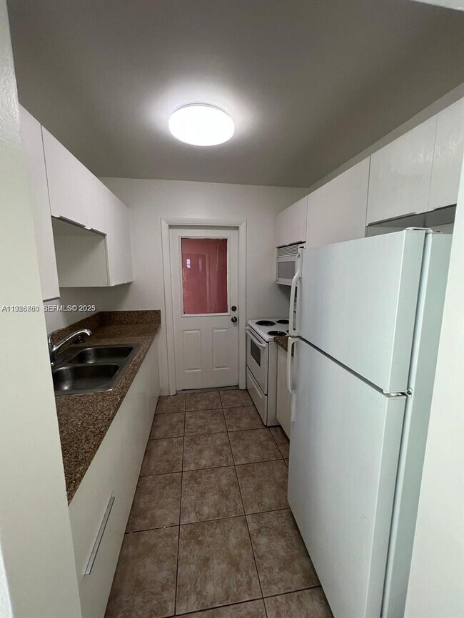 Building Photo - 105 NE 12th Ave