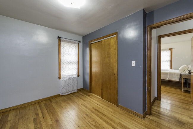 Building Photo - 342 N Lewis Ave