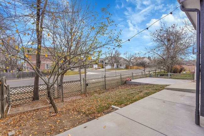 Building Photo - 5 bedroom, 3 1/2 bath home with attached 2 car garage