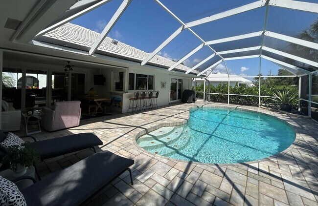 Building Photo - 1080 Walnut Terrace