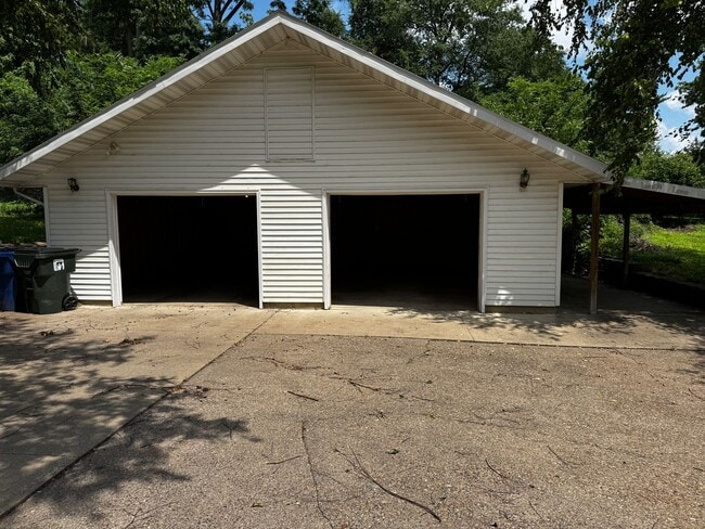 Building Photo - 3 bedroom, 2 bath House with 2 car detached garage