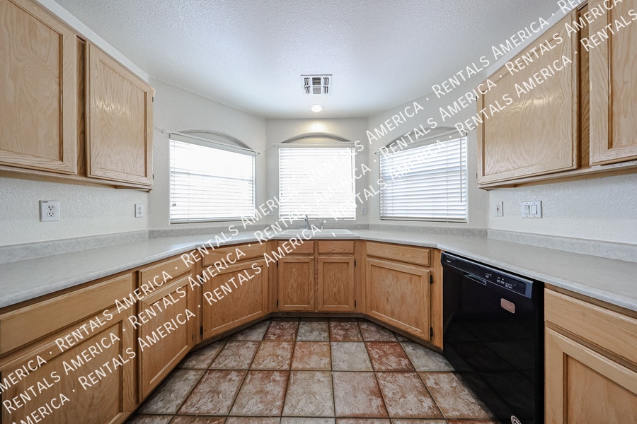 Building Photo - 3884 E Douglas Loop