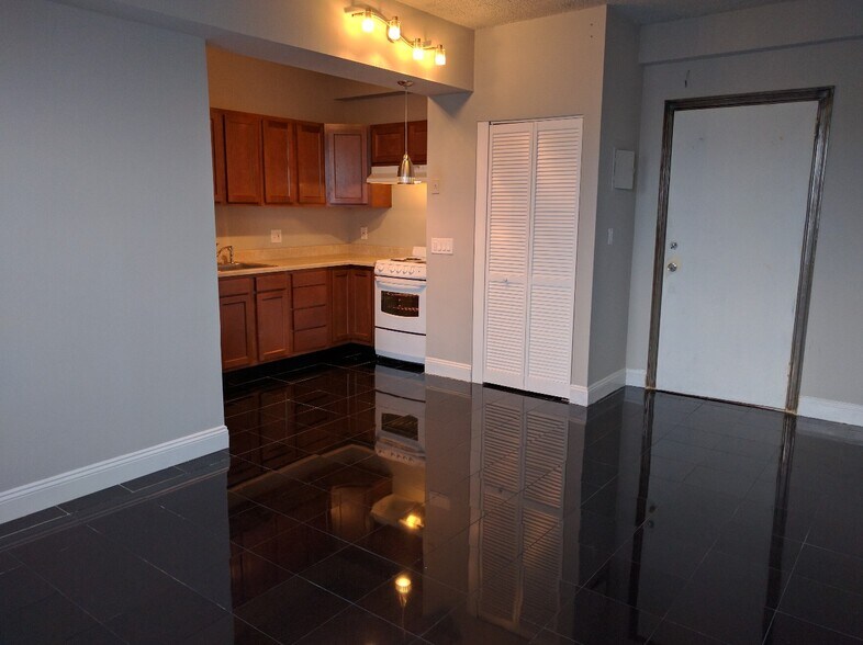 Building Photo - 1001 St Paul St