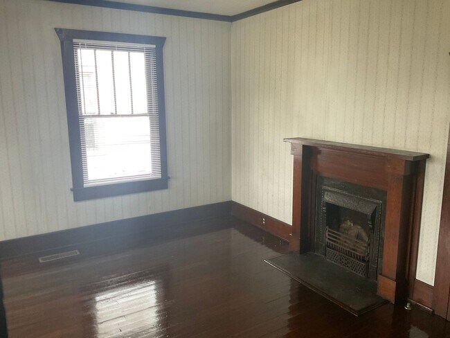 Building Photo - Move In Special Offered! PRICE REDUCED!