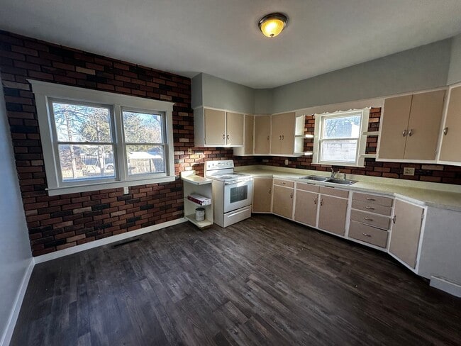 Building Photo - 1946 St Lawrence Ave