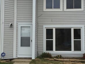 Building Photo - Modern 2 Bed | 2 Bath Townhouse in Town Center!