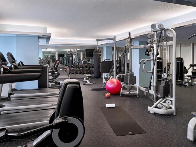 Building Photo - 3101 Bayshore Dr