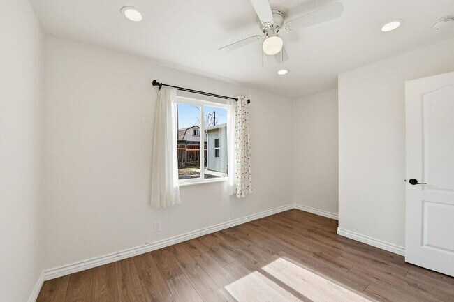 Building Photo - Sunning 3BD/3BA w/Bonus Room and Private Yard