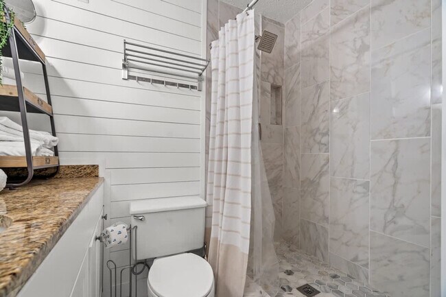 Building Photo - 8817 S Thomas Dr